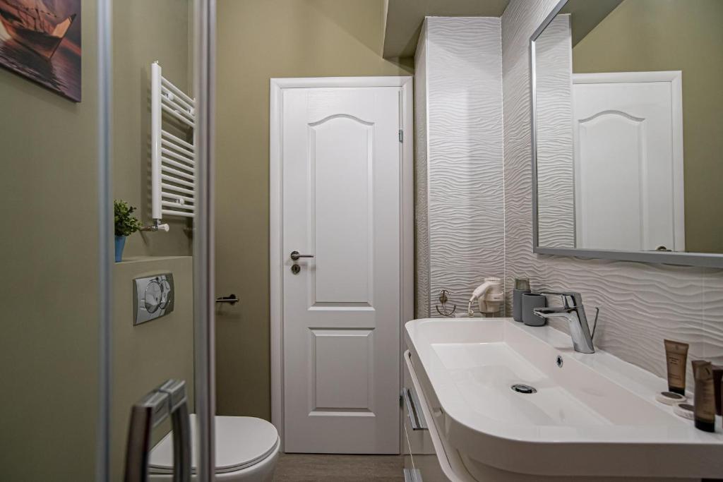 Ein Badezimmer in der Unterkunft ByTheSea Superior Apartments