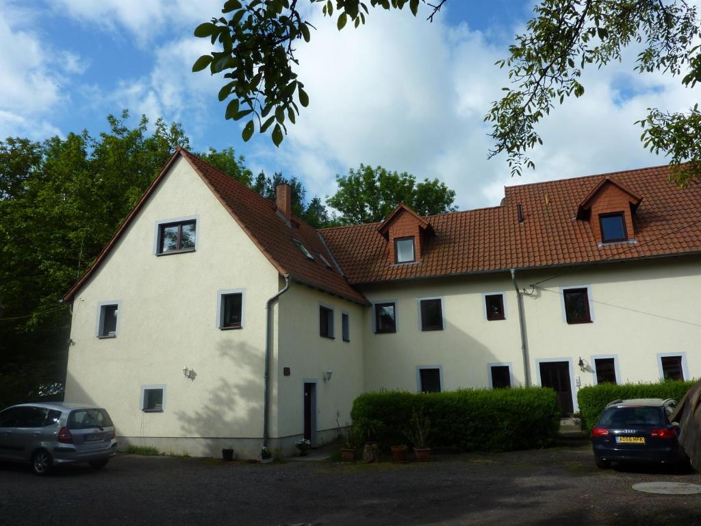 un gran edificio blanco con techo rojo en Gästehaus Gauernitzer Hof, en Meißen