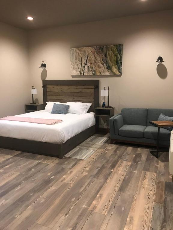 Postel nebo postele na pokoji v ubytování Golden Stone Inn