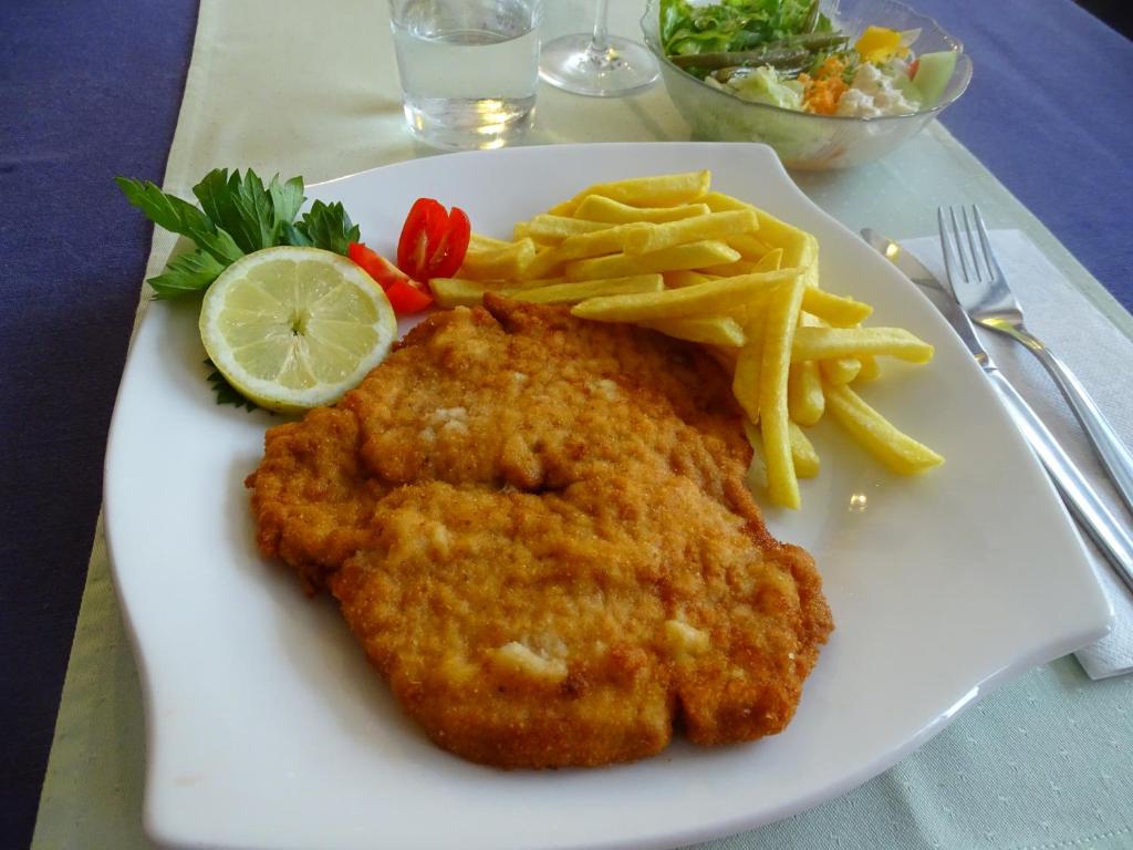 Jídlo v hotelu nebo okolí
