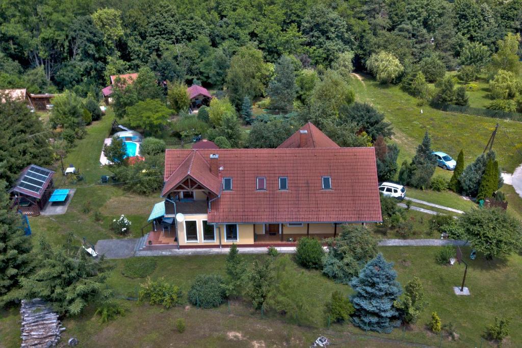 einen Blick über ein Haus mit rotem Dach in der Unterkunft Mihály Kulcsos Vendeghaz in Őriszentpéter