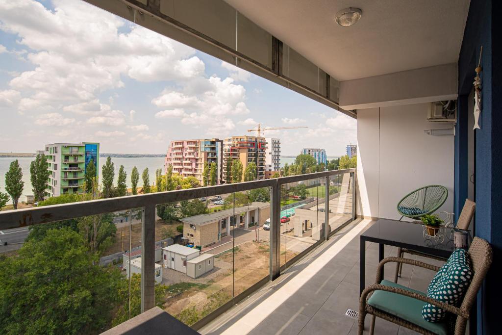 Ein Balkon oder eine Terrasse in der Unterkunft ByTheSea Superior Apartments