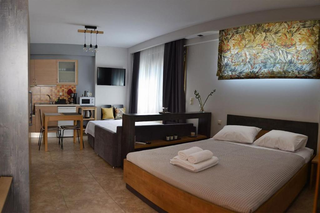 ein Hotelzimmer mit 2 Betten und einer Küche in der Unterkunft Quiet Urban Studio with Private Backyard in Thessaloniki