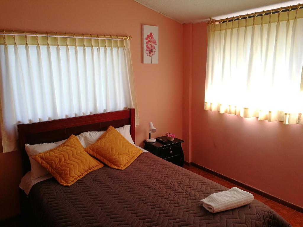 Postel nebo postele na pokoji v ubytování Chapelet Hostal