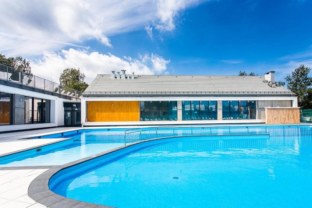 Bazén v ubytovaní Apartamenty Sunrise Kolobrzeg Podczele alebo v jeho blízkosti