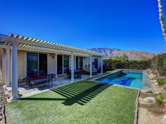 uma casa com piscina no quintal em Four Seasons Stunner em Palm Springs