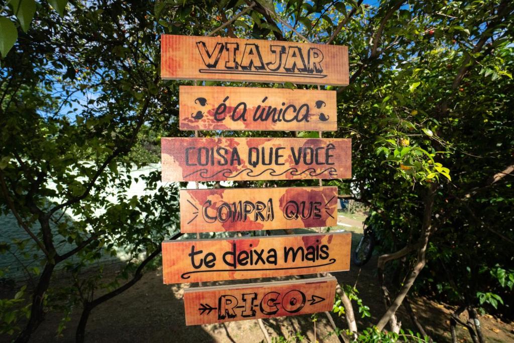 a street sign with signs in different languages at Pousada Aventurine Noronha in Fernando de Noronha