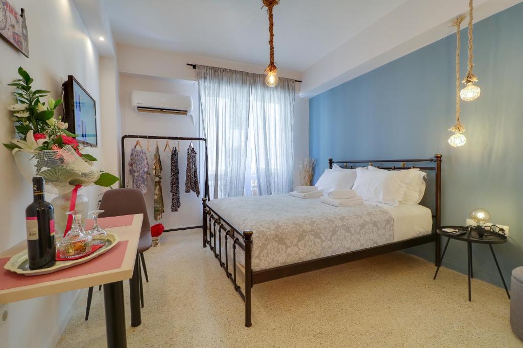 una camera con un letto con una parete blu di Stylish, Comfy Suite in the Heart of Athens ad Atene