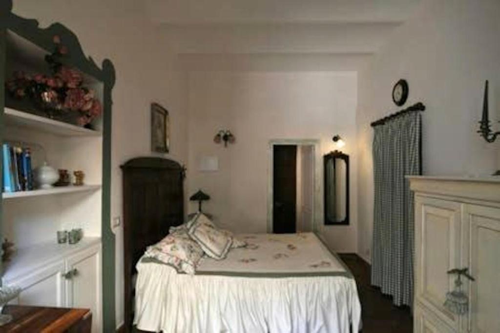 a bedroom with a bed in a room at B&B del Giglio in Cefalù