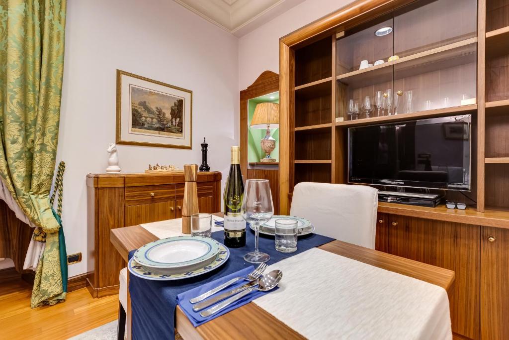 a dining room with a table with a blue and white plate at Pantheon Antique Suite in Rome