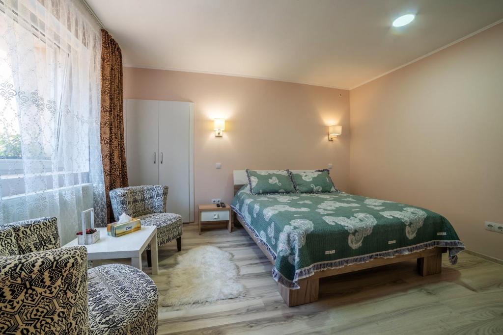 una camera con un letto e una sedia e una finestra di Nice&Cozy Apartament a Sighişoara