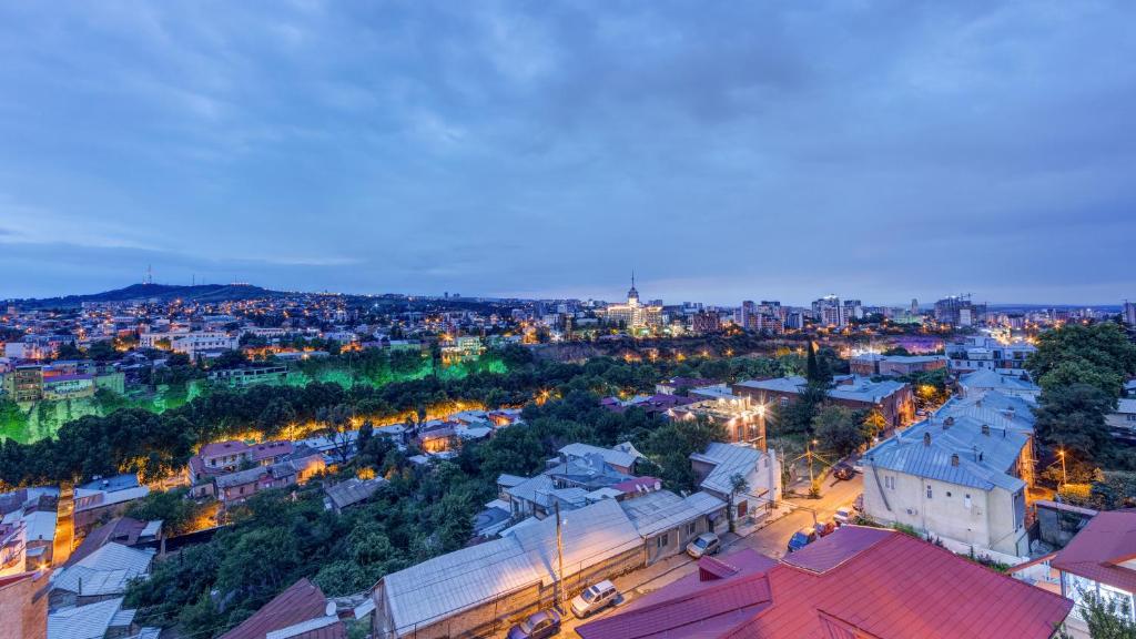 Nespecifikovaný výhled na destinaci Tbilisi nebo výhled na město při pohledu z hotelu