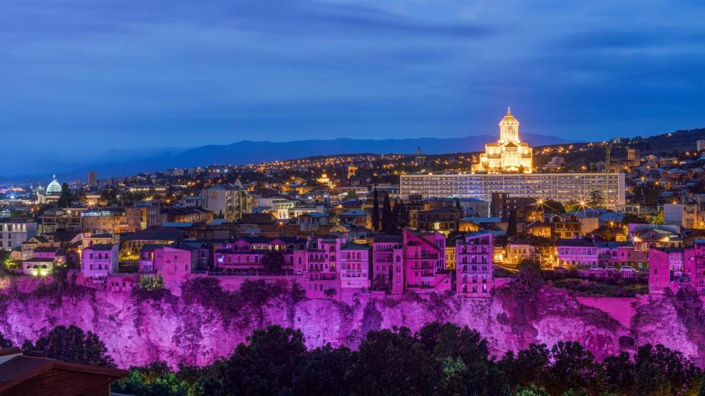 Nespecifikovaný výhled na destinaci Tbilisi nebo výhled na město při pohledu z hotelu