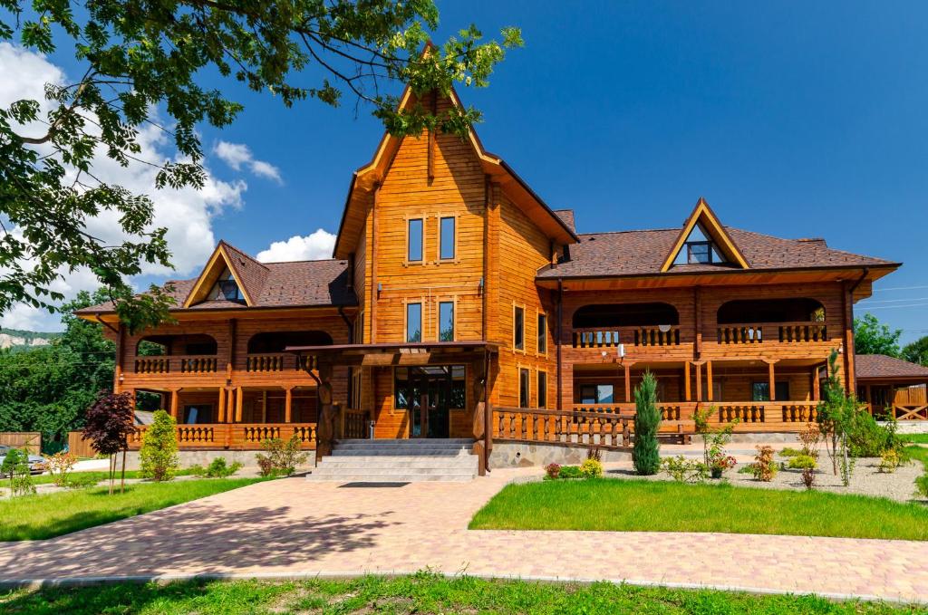 a large wooden house with a gambrel roof at Boyarsky Dvor Inn in Dakhovskaya
