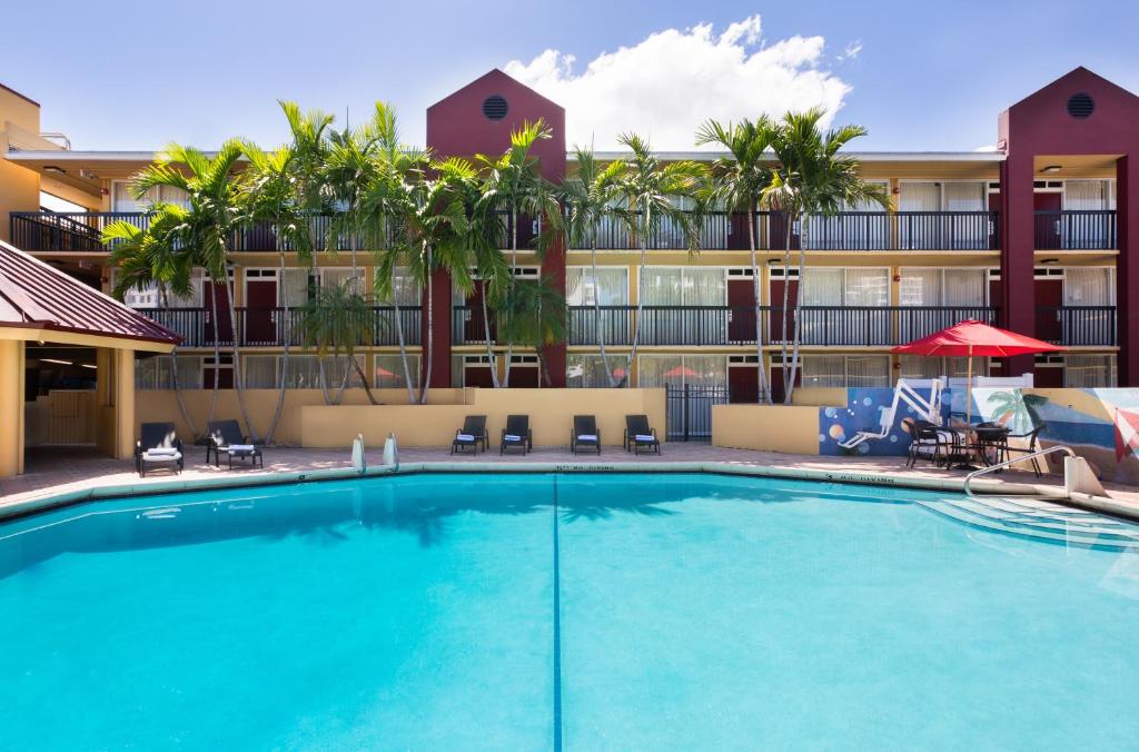 einem großen Pool vor einem Gebäude in der Unterkunft The Link Hotel on Sunrise in Fort Lauderdale