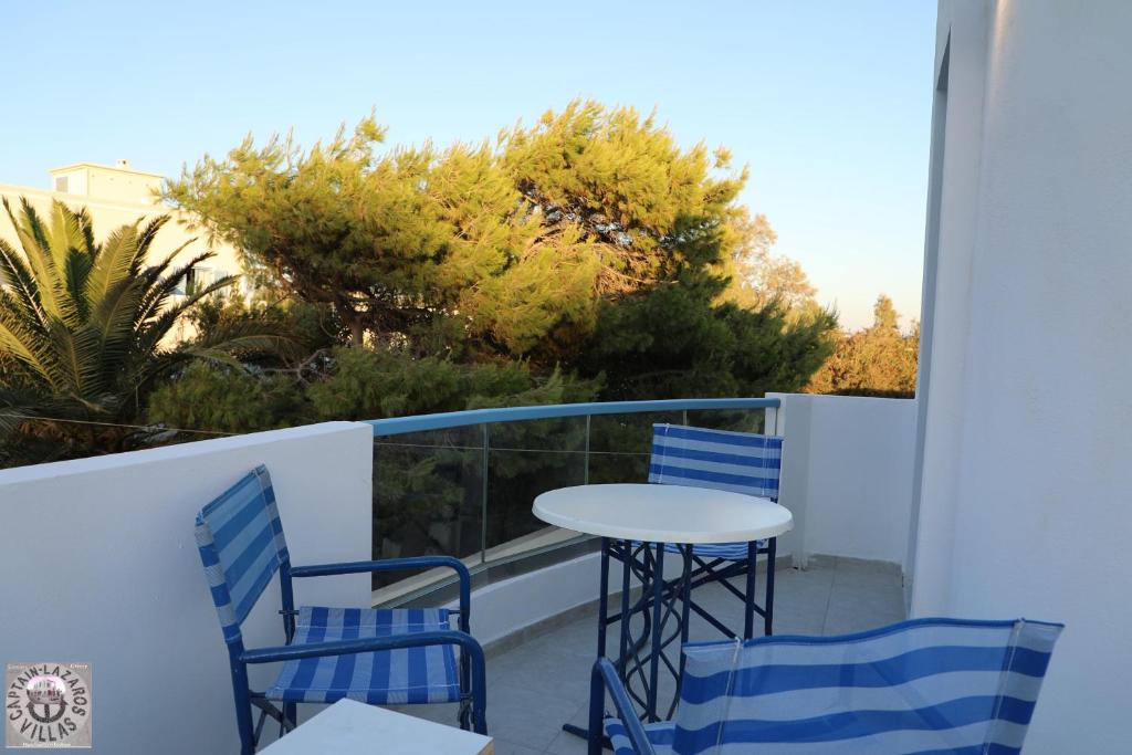 Balkon lub taras w obiekcie Located by the sea one beachfront Private Captain Lazaros Pool Villa with loft in 750sqm spacious private plot-Jacuzzi-sunrelax-furnished terace-gazebo-private parking,sleep 3 adults and 2 children, just steps from the Black Beach-Seaview