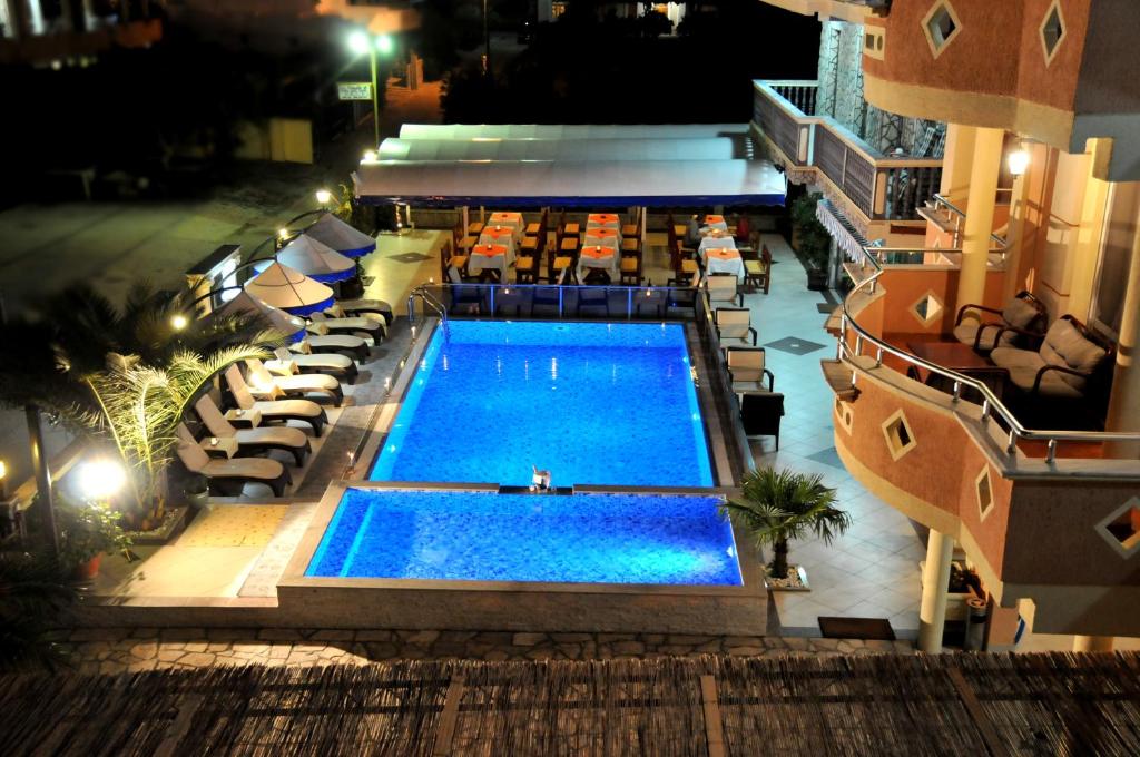 uma vista superior de uma piscina à noite em Aparthotel Villa Primafila em Ulcinj