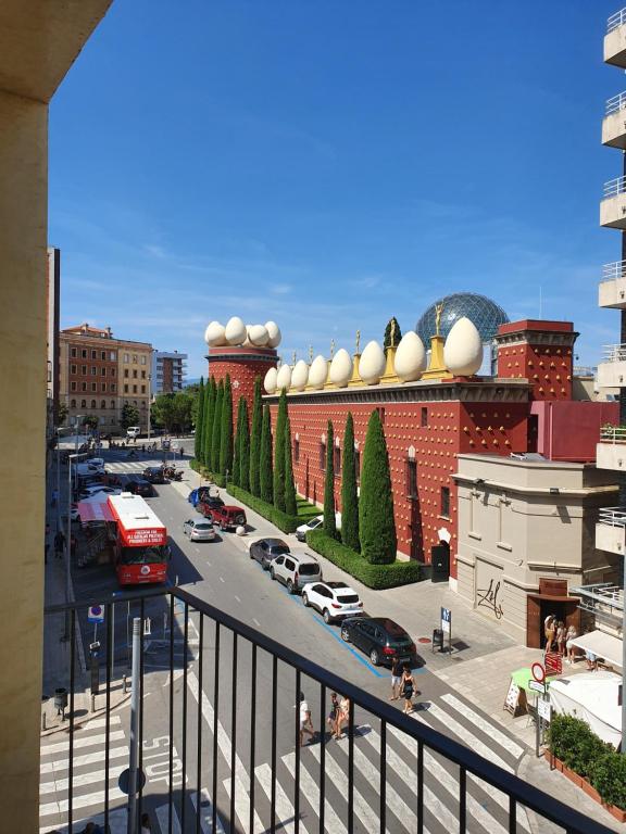 Blick auf eine Stadt mit Straßen und Gebäuden in der Unterkunft Apartamentos enfrente del Museo Dalí in Figueres