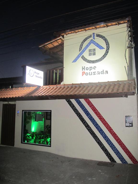 una señal en el lateral de un edificio en Hope Pousada en Arraial do Cabo
