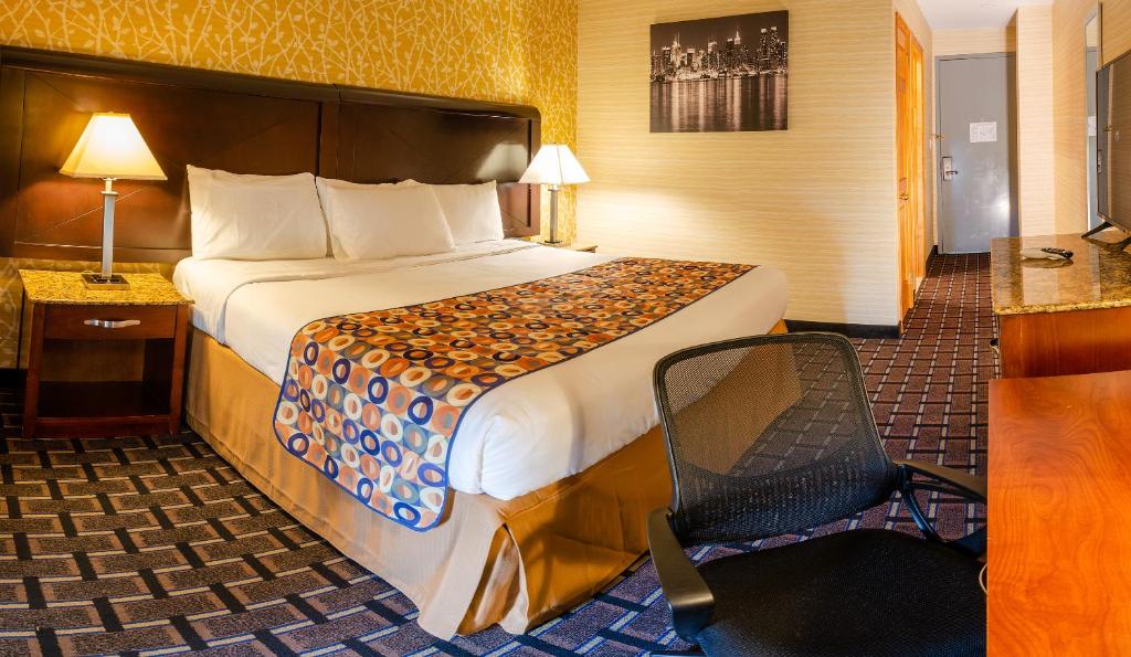 Postel nebo postele na pokoji v ubytování Elmhurst Hotel