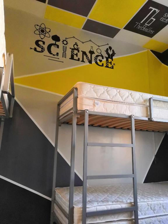 Palanda nebo palandy na pokoji v ubytování Yourhostel Университет