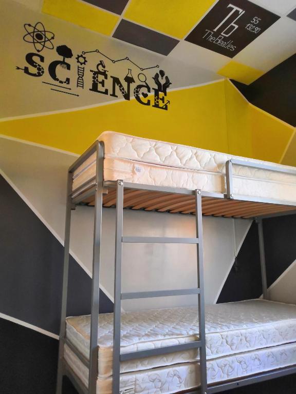 Palanda nebo palandy na pokoji v ubytování Yourhostel Университет