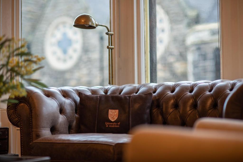 brązowa skórzana kanapa w salonie z lampą w obiekcie Beautiful Property In A Fantastic Location w mieście St Andrews
