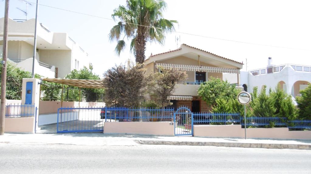 アナヴィソスにあるLemon Treeの通りの前の青い門のある家