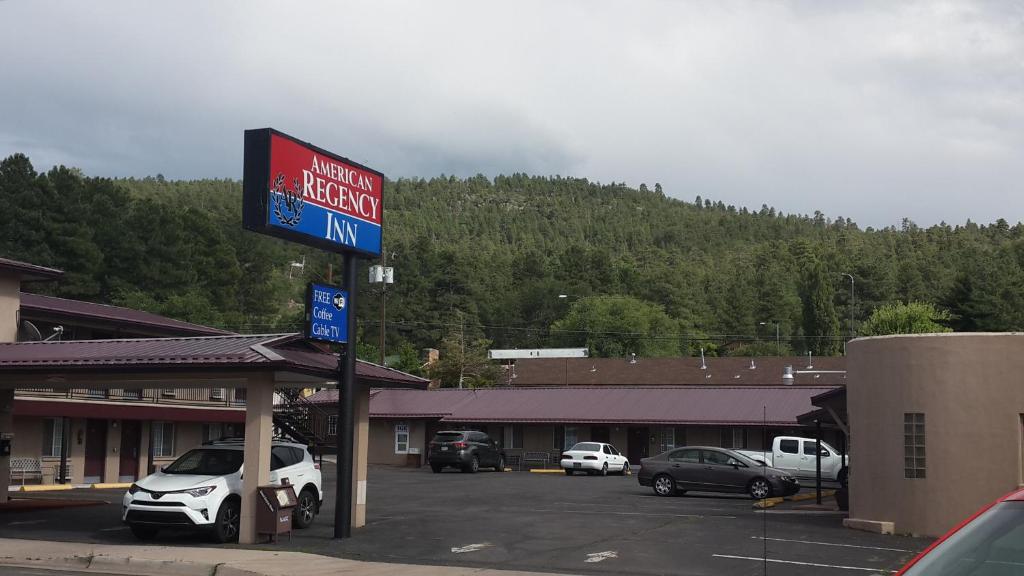 una señal para un estacionamiento en un hotel cerca de una montaña en American Regency Inn, en Williams