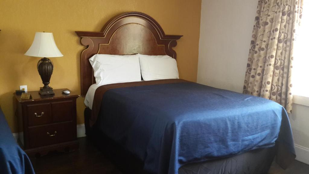 Postel nebo postele na pokoji v ubytování American Regency Inn