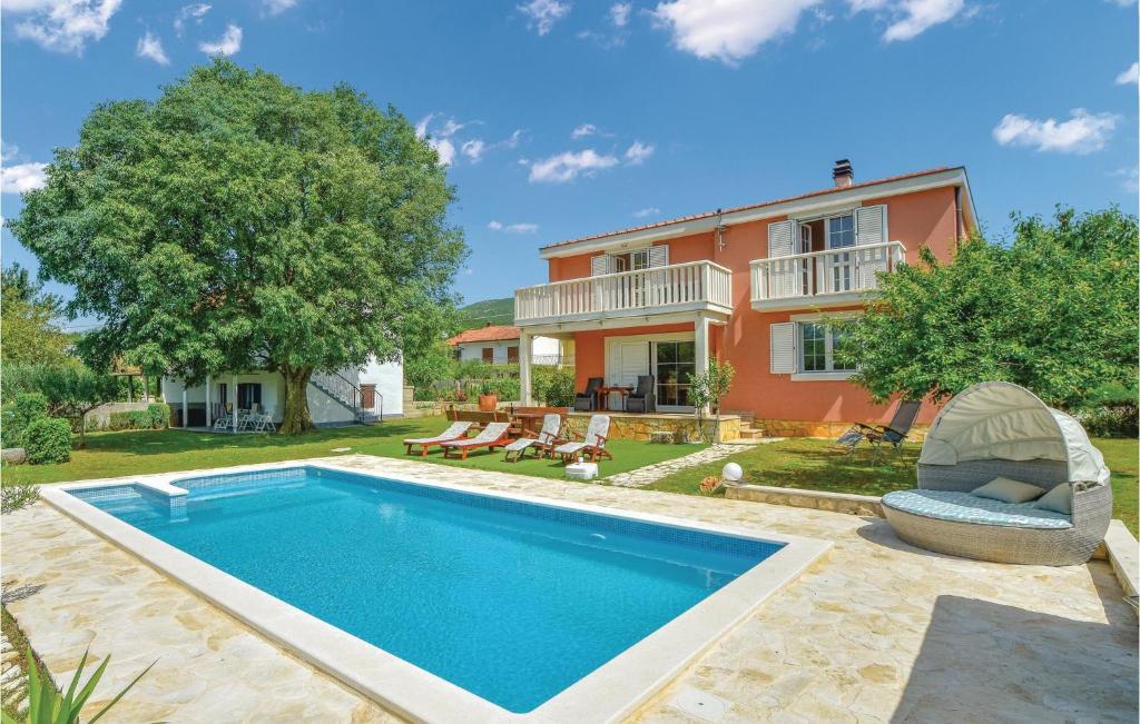 uma piscina em frente a uma casa em Amazing Home In Dicmo With Wifi em Sičane