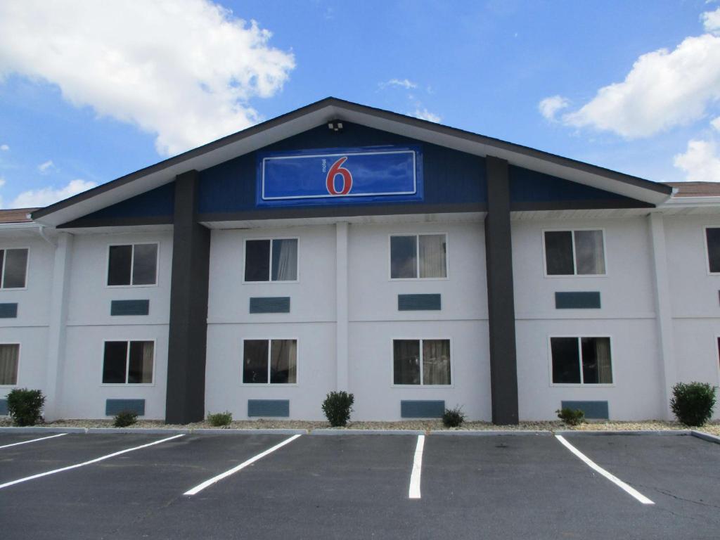 a front view of a hotel with a parking lot at Motel 6 Chattanooga - Airport in Chattanooga