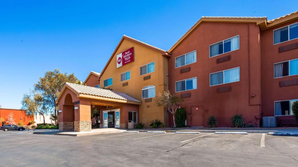 un hotel con un estacionamiento delante de él en Best Western Plus North Las Vegas Inn & Suites en Las Vegas