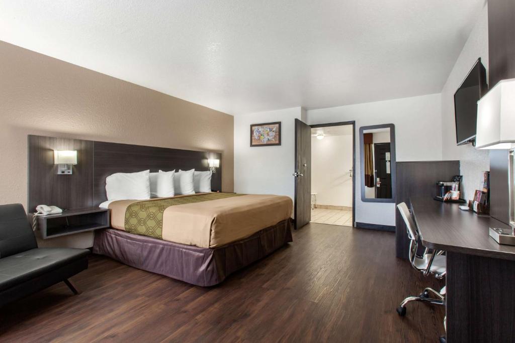 Habitación de hotel con cama y escritorio en SureStay Hotel by Best Western Phoenix Airport, en Phoenix