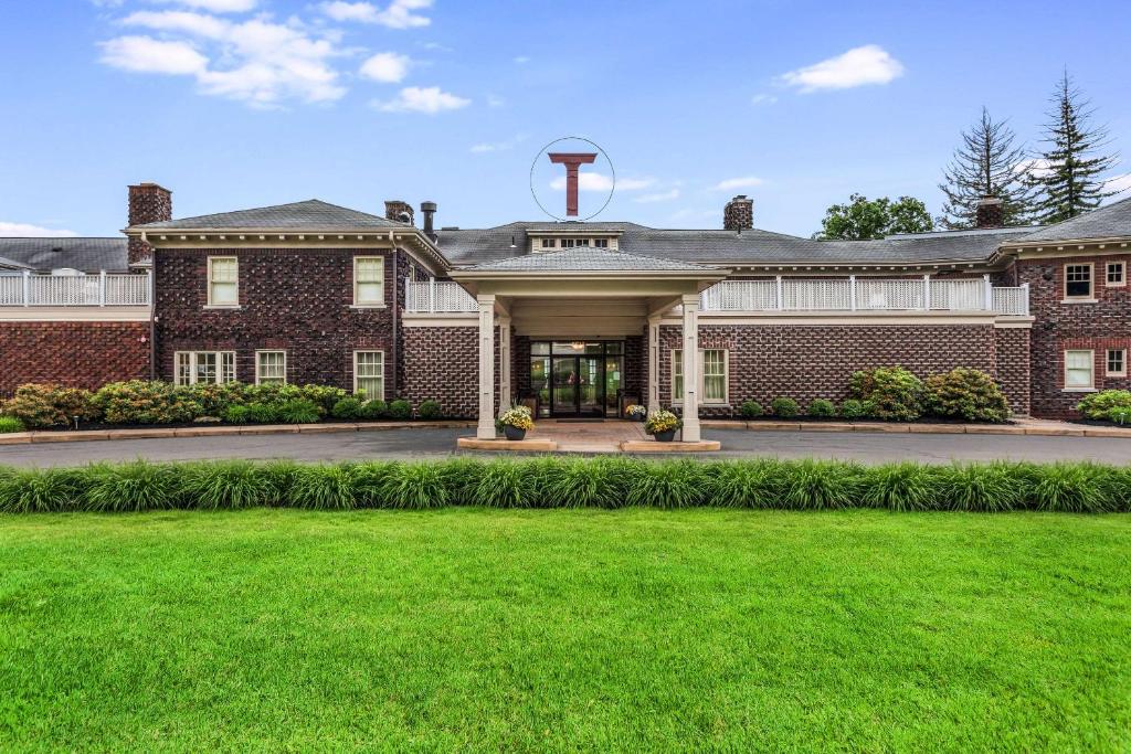 a large brick house with a basketball hoop at Traditions Hotel & Spa, Ascend Hotel Collection in Johnson City