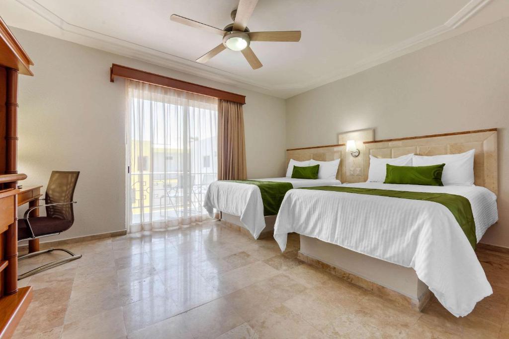 Postel nebo postele na pokoji v ubytování Quality Inn Mazatlan