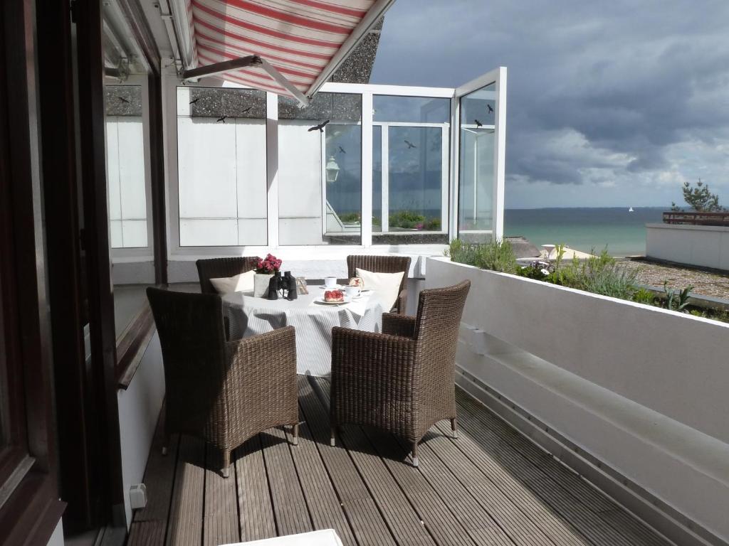 シャルボイツにあるScharMeer Scharbeutzの海の景色を望むバルコニー(テーブル付)
