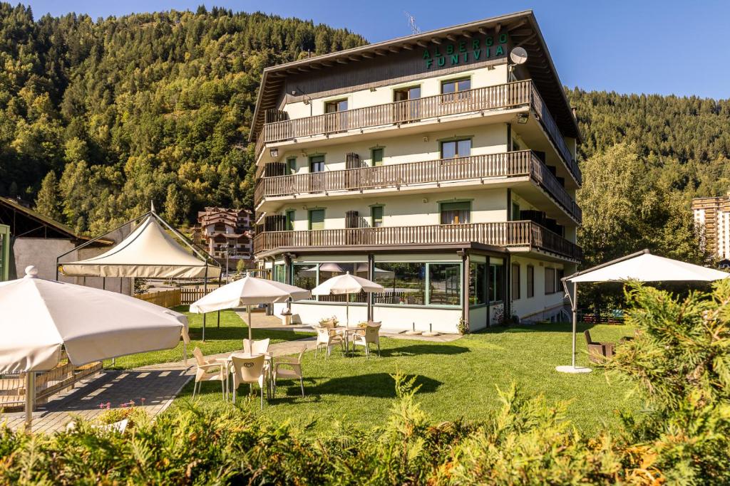 Nespecifikovaný výhled na hory nebo výhled na hory při pohledu z hotelu