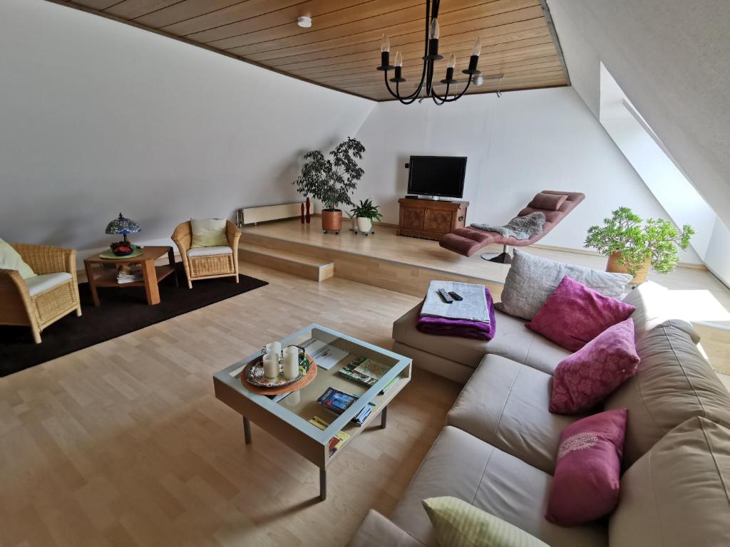 a living room with a couch and a table at Kucks-Ferienwohnung in Wiefelstede