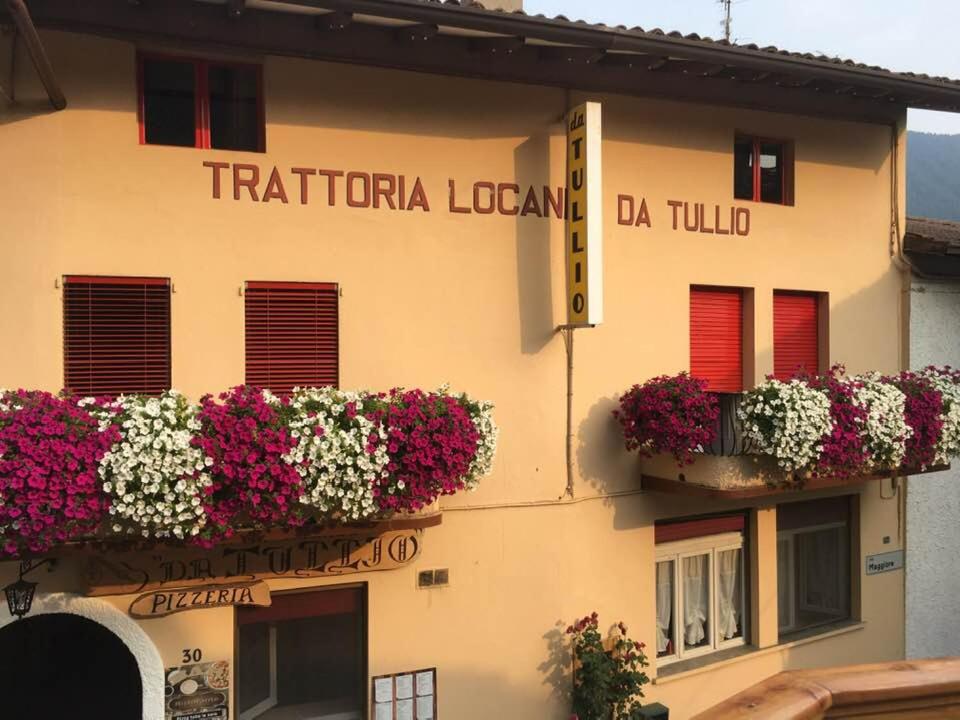 un bâtiment avec des boîtes de fleurs sur son côté dans l'établissement Locanda Da Tullio, à Capovalle
