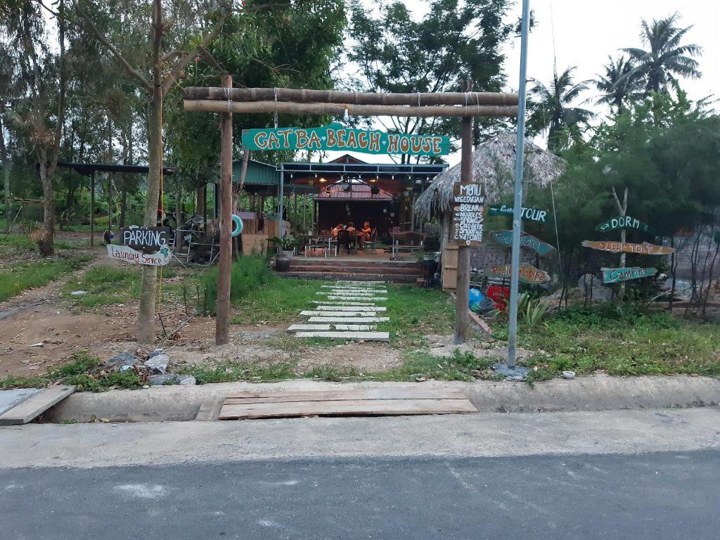 un panneau indiquant un restaurant sur le côté de la route dans l'établissement Catba Beach House, à Cat Ba