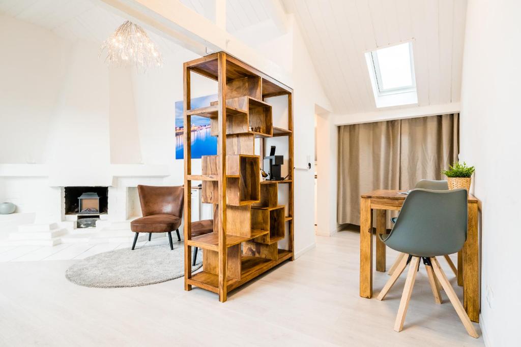 a room with a wooden book shelf and a desk at Centerapartments Tonhallenstraße in Düsseldorf