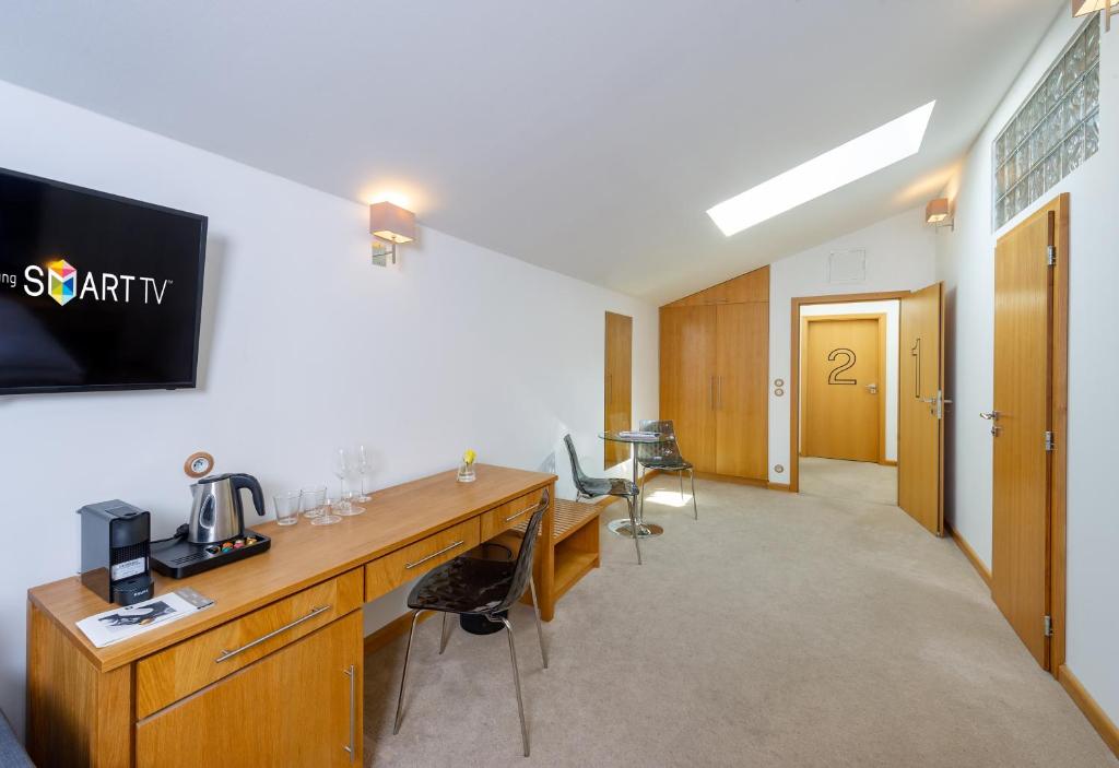 Telewizja i/lub zestaw kina domowego w obiekcie THE ROOMS