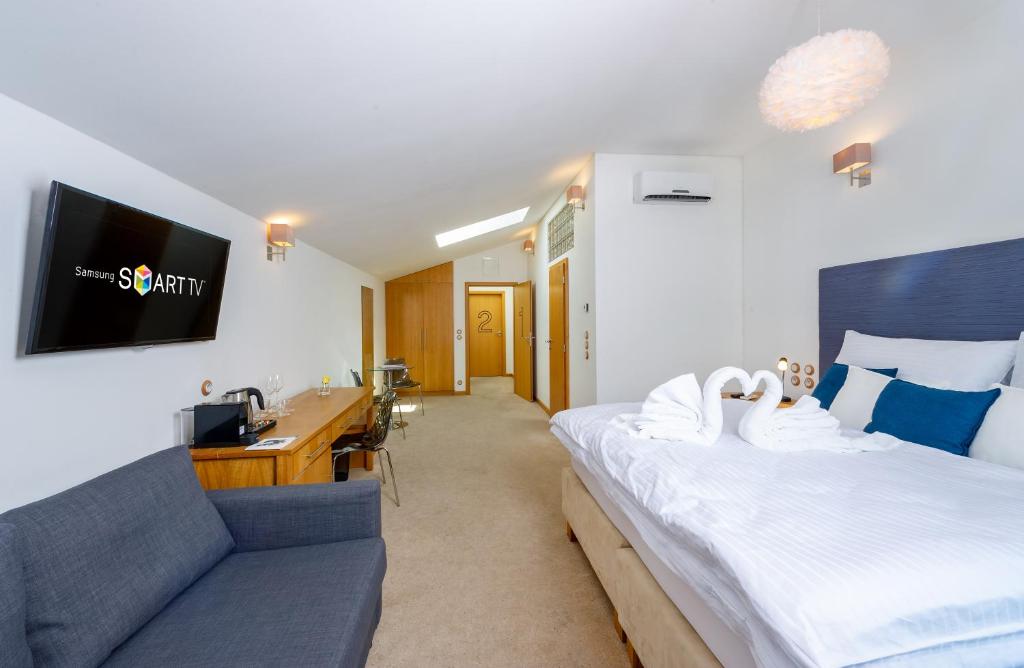 Telewizja i/lub zestaw kina domowego w obiekcie THE ROOMS