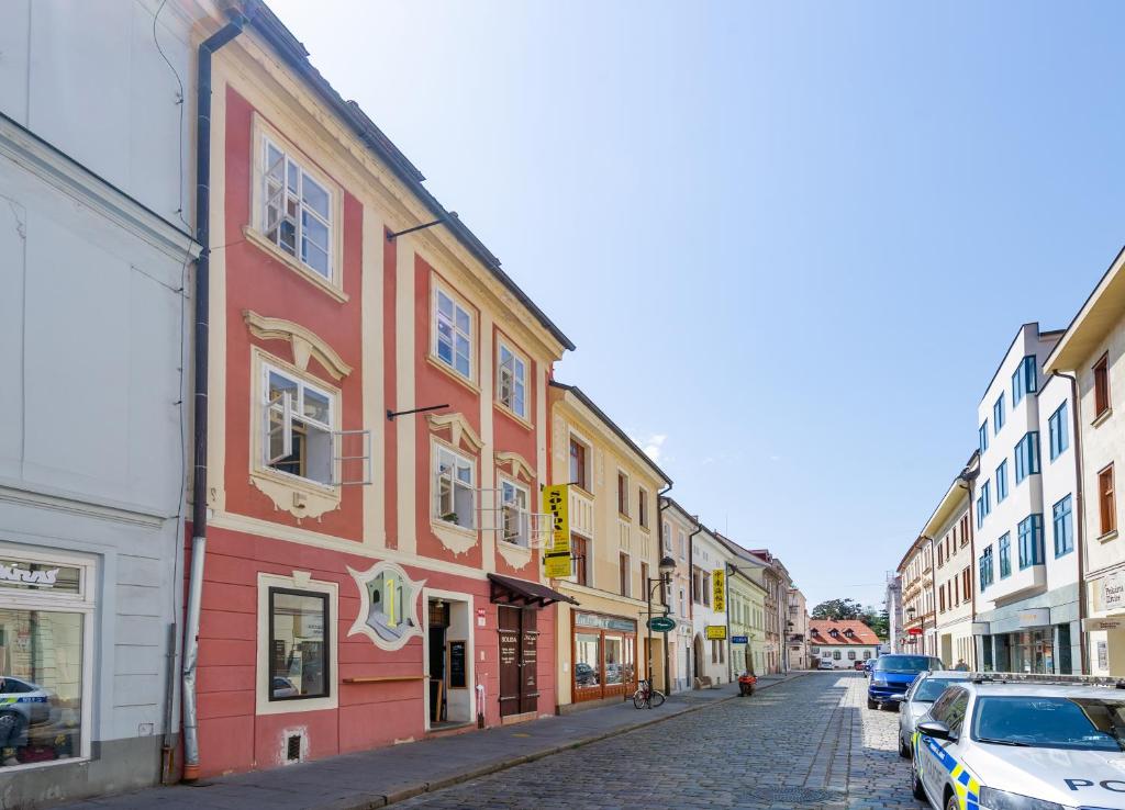 brukowana ulica w mieście z budynkami w obiekcie THE ROOMS w Czeskich Budziejowicach