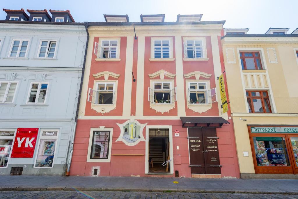 różowy budynek po stronie ulicy w obiekcie THE ROOMS w Czeskich Budziejowicach