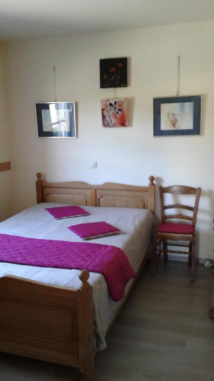 sypialnia z 2 łóżkami i krzesłem w obiekcie La FANGETTE , LIBRAMONT, BRAS-HAUT w mieście Bras-Haut