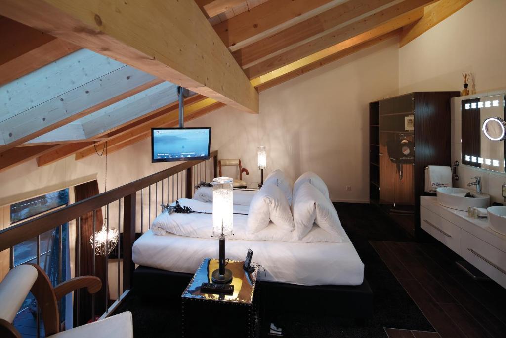 Postel nebo postele na pokoji v ubytování Wellness Spa Pirmin Zurbriggen
