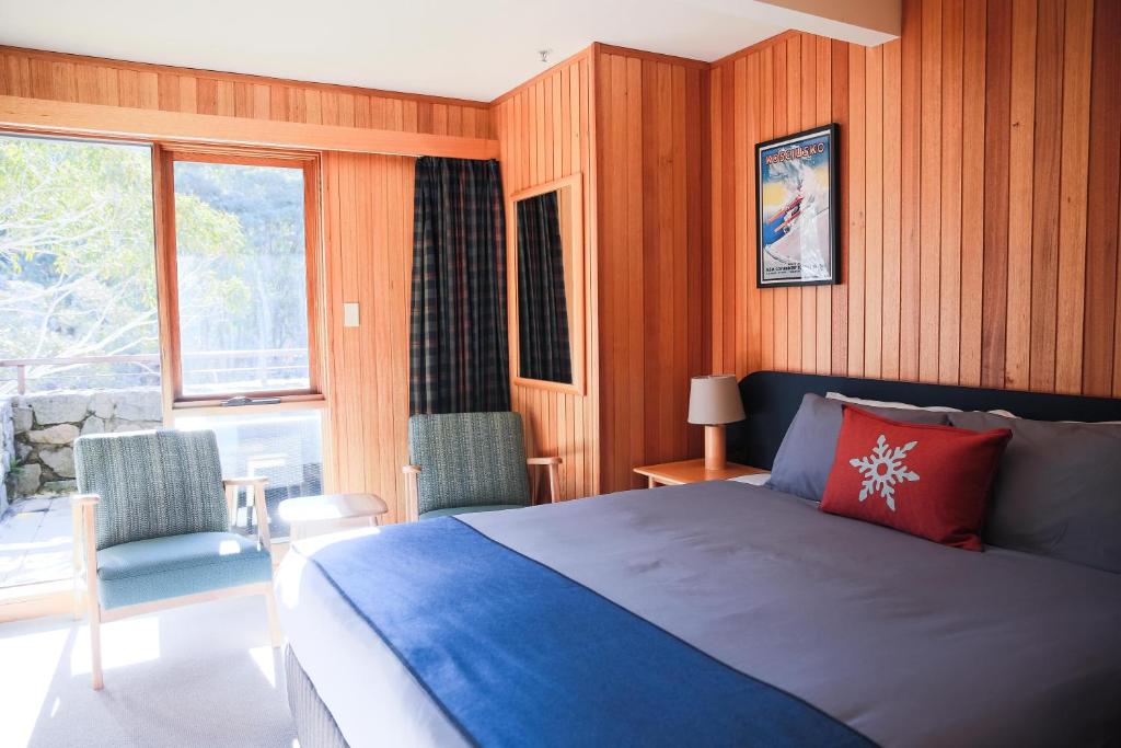 Кровать или кровати в номере Thredbo Alpine Hotel