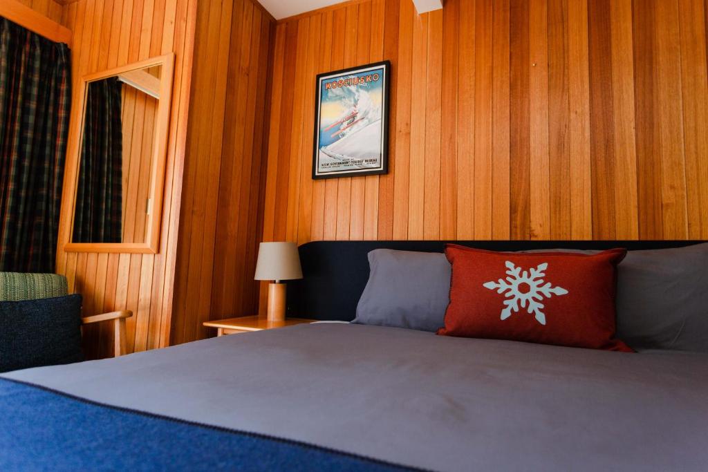 Кровать или кровати в номере Thredbo Alpine Hotel